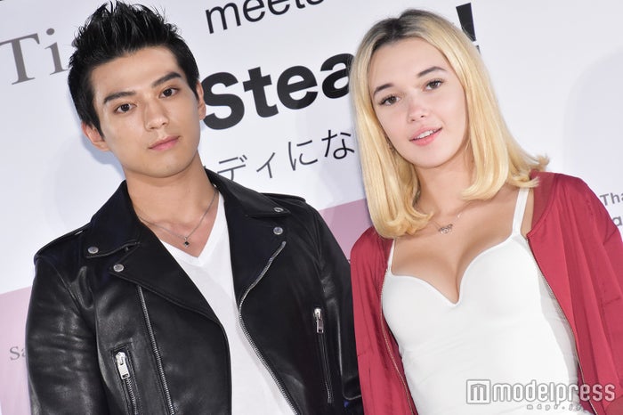 新田真剣佑 恋人役 サラ シュナイダーと登場 モデルプレス 新田真剣佑 恋人役 サラ シュナイダーと登場 モデルプレス