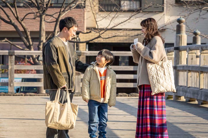 (左から)濱田岳、石塚陸翔、奈緒「春になったら」第8話より(C)カンテレ