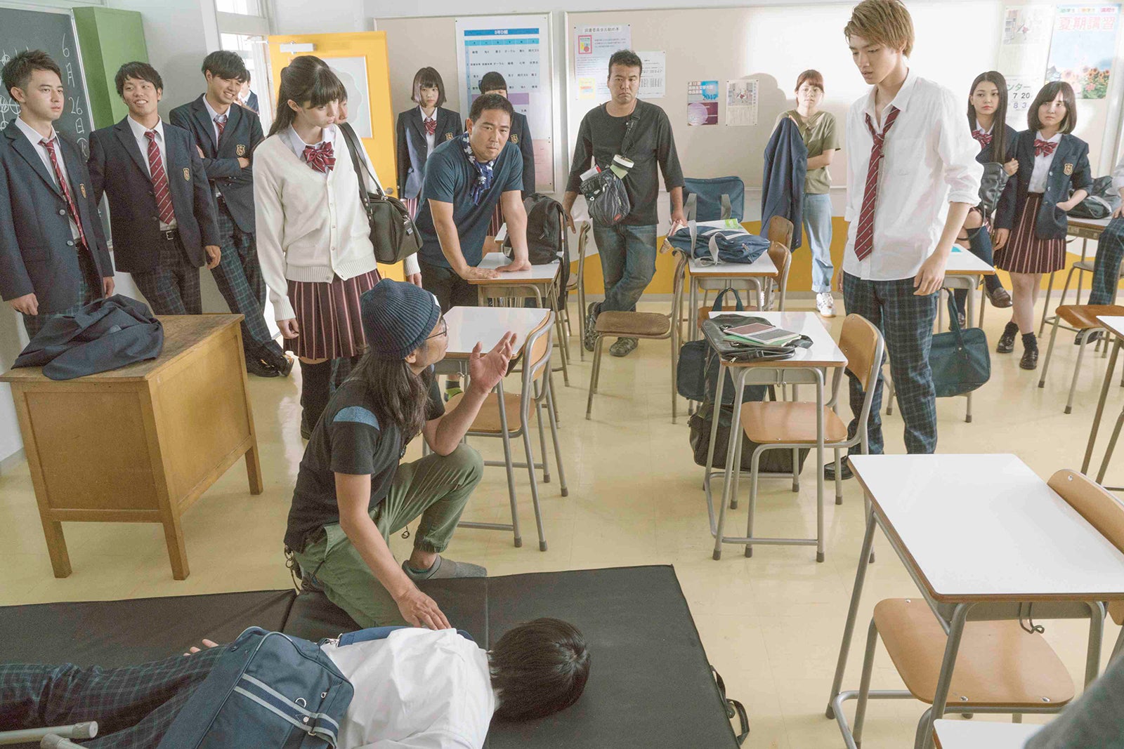 教室で事件ぼっ発！のシーンはマットを敷いて撮影（C）2018 映画「３Ｄ彼女　リアルガール」製作委員会　（C）那波マオ／講談社