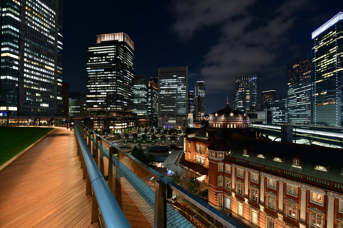 ライトアップされた夜の東京駅周辺（提供写真）