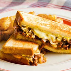 期間限定!とろ~りチーズとステーキが絡み合う絶品ホットサンド