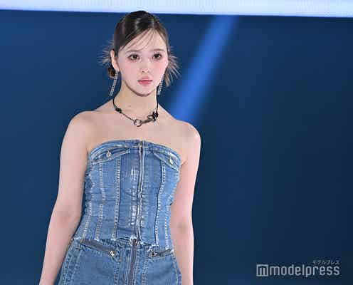 藤田ニコル、ベアトップで大胆肌見せ トレンドデニムコーデ【GirlsAward 2024 S/S】