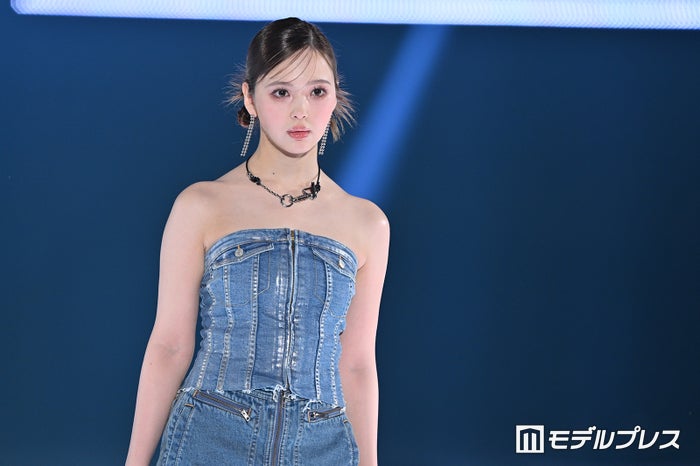 藤田ニコル、ベアトップで大胆肌見せ トレンドデニムコーデ【GirlsAward 2024 S／S】