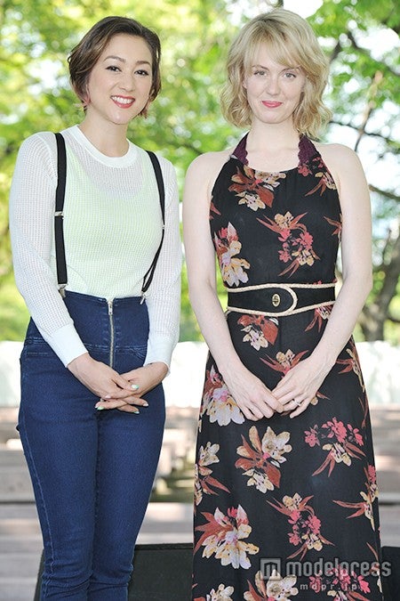 （左から）SHELLY、シャーロット・ケイト・フォックス