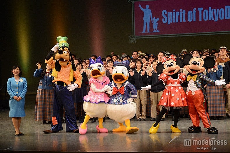 受賞者とキャラクターによる記念撮影／東京ディズニーリゾート・アンバサダー今枝李衣奈さん、グーフィー、デイジー、ドナルド、ミニー、ミッキー