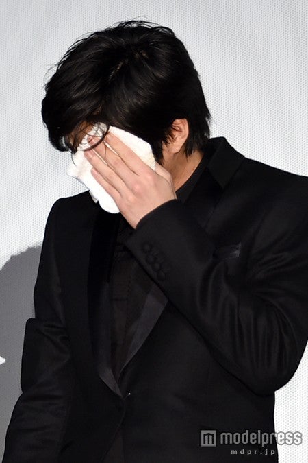 汗を拭く田中圭