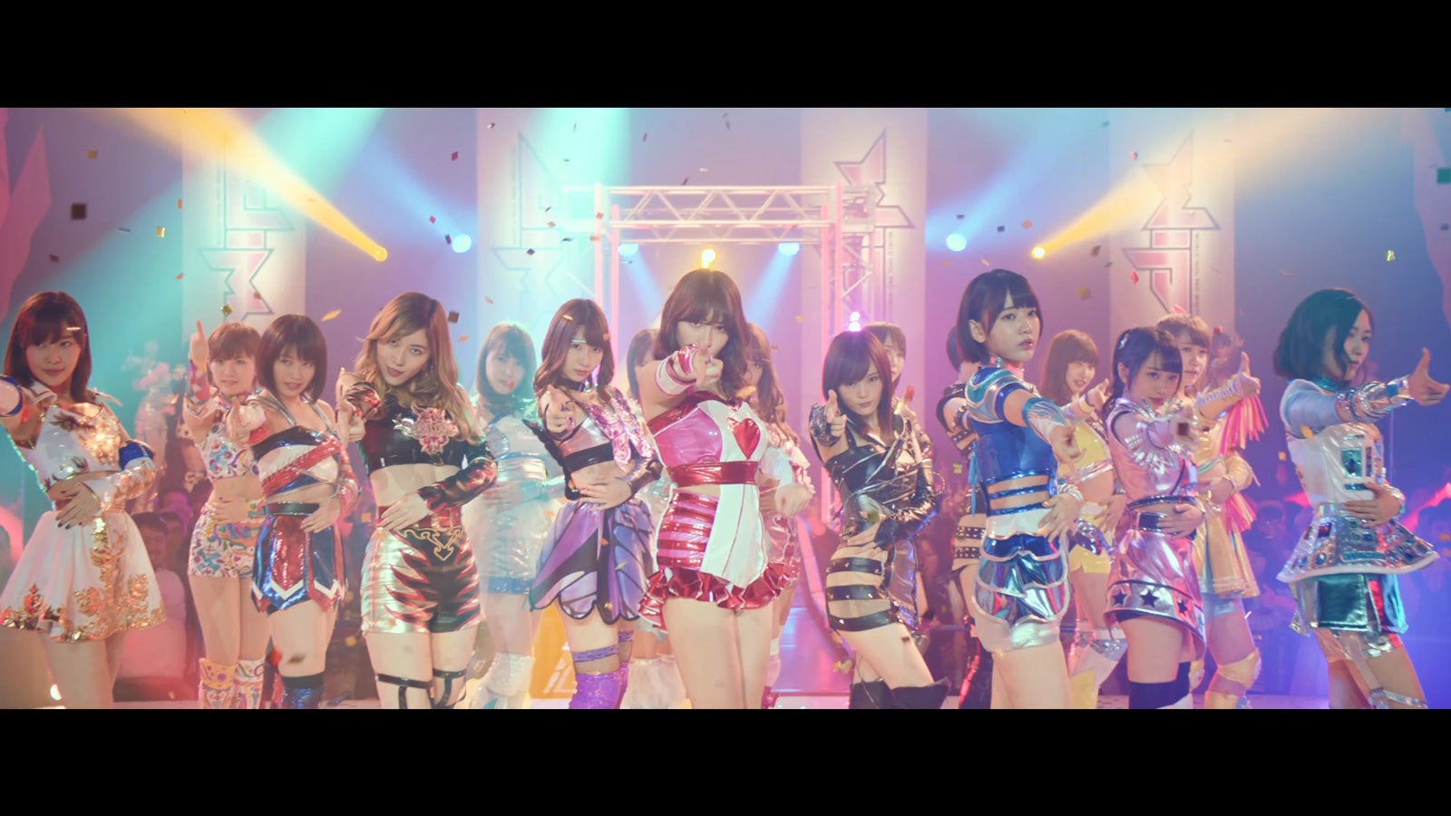 小嶋陽菜／AKB48「シュートサイン」MVより（C）AKS