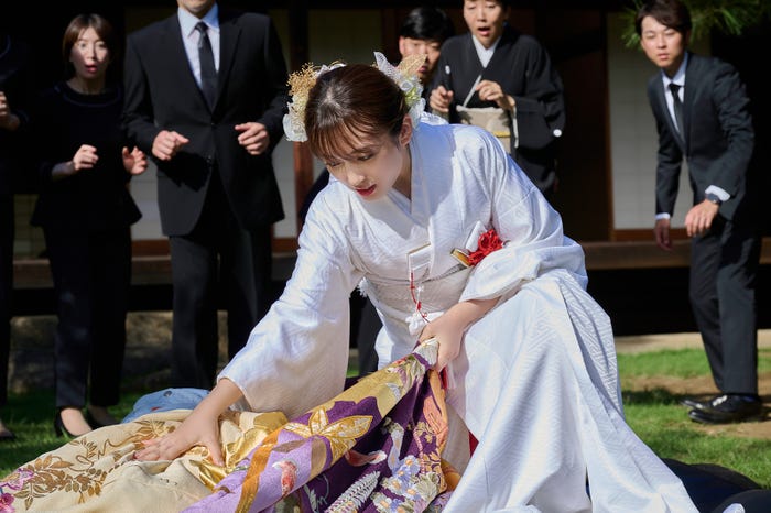 矢吹奈子「18歳、新妻、不倫します。」第1話より(C)わたなべ志穂/小学館/ABC