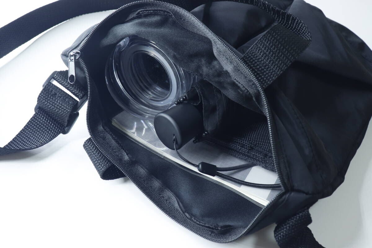 黒い2WAYショルダーバッグのメイン収納に長財布や水筒などが入っている様子 黒い2WAYショルダーバッグのメイン収納に長財布や水筒などが入っている様子