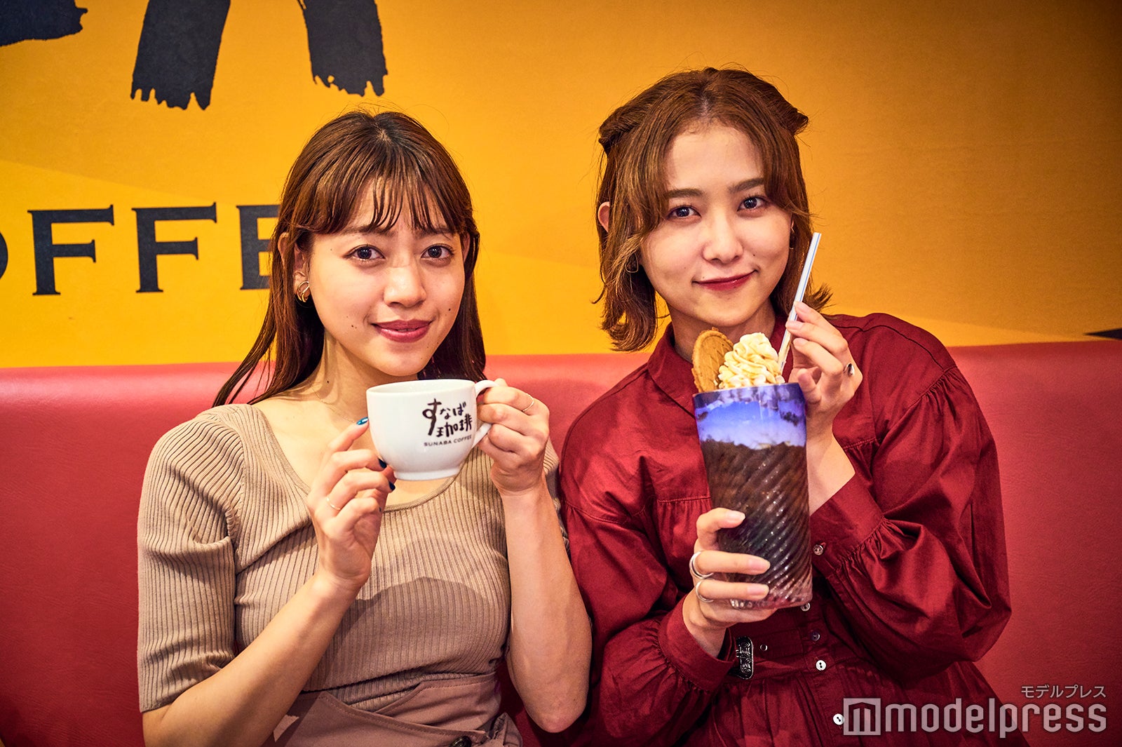 左）砂焼きコーヒー 440円（税込）、右）キャラメルウインナーコーヒーICE 550円（税込）（C）モデルプレス