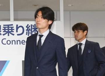 俳優？モデル？！「スーツ姿の中村敬斗イケメンすぎ」「中村の一瞬の笑顔反則すぎ」帰国姿にSNS沸騰「ビジュ良すぎて隙なし」ヴィトン鞄で颯爽と