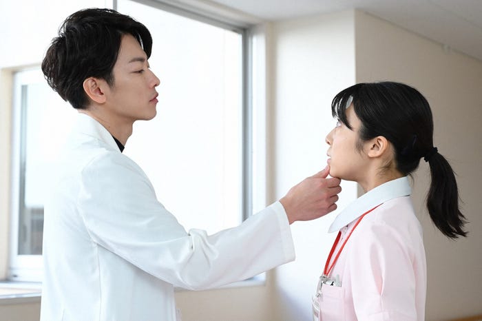 佐藤健、上白石萌音/「恋はつづくよどこまでも」第5話より(C)TBS