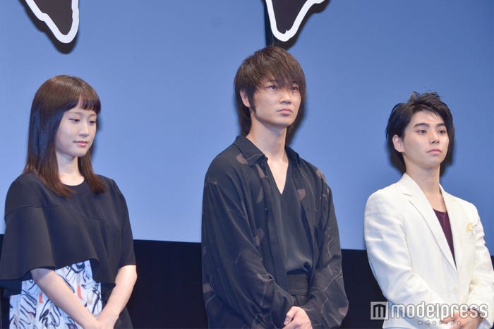 MUKOKU63のセンター綾野剛(中央)、前田敦子(右)、村上虹郎(C)モデルプレス