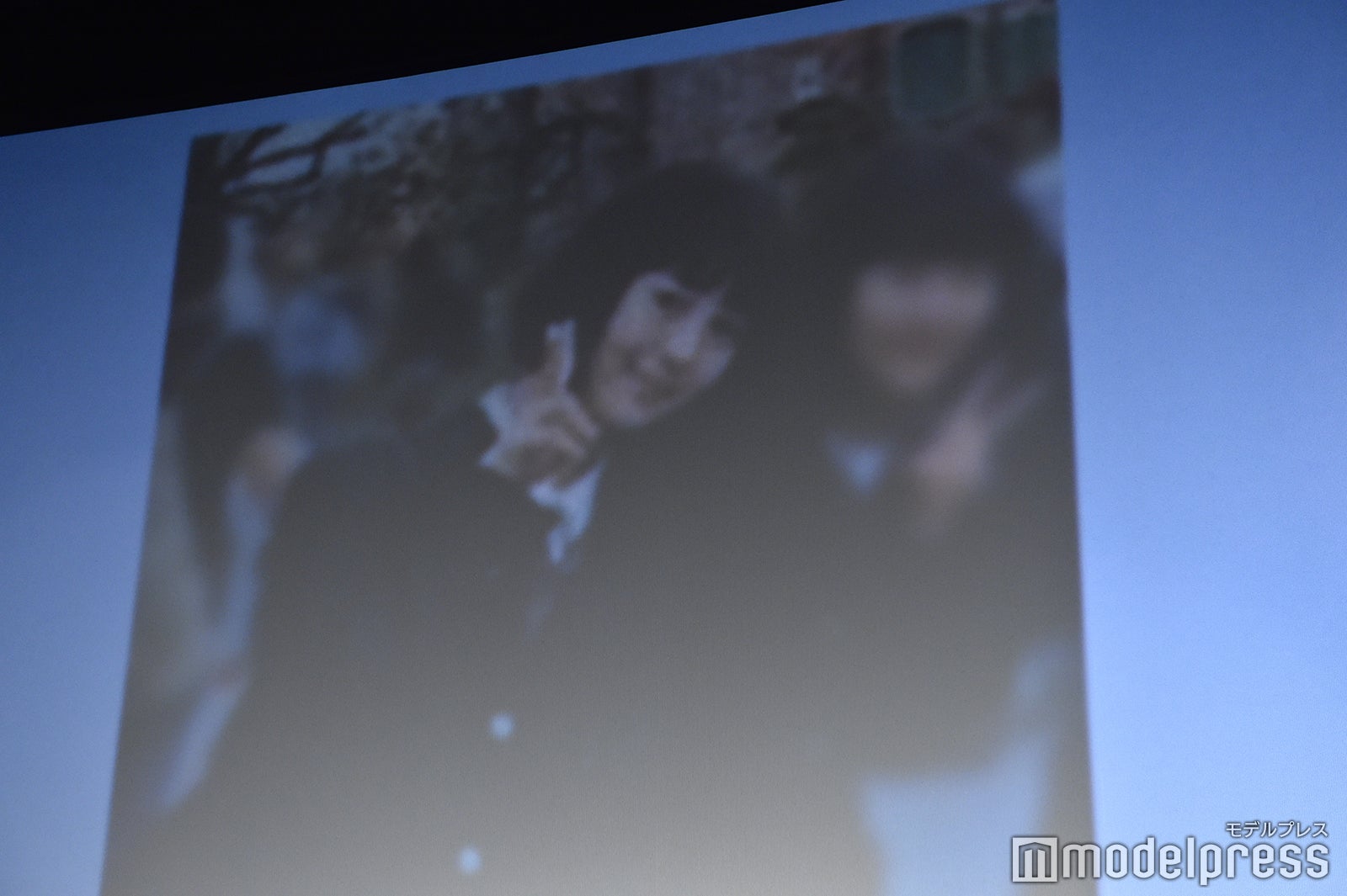 かつらでディズニーランドに行った浜辺美波 （C）モデルプレス