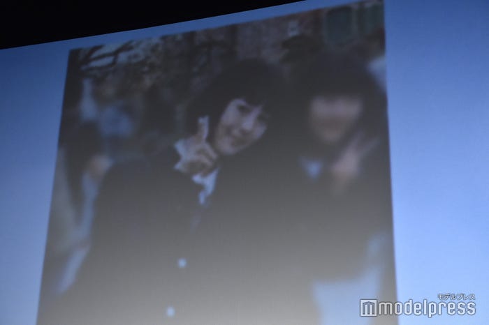 かつらでディズニーランドに行った浜辺美波 (C)モデルプレス