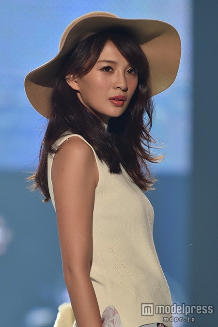 舞川あいく、クールな表情で魅せる秋のランウェイ 1万3千人魅了＜神コレ2015A／W＞