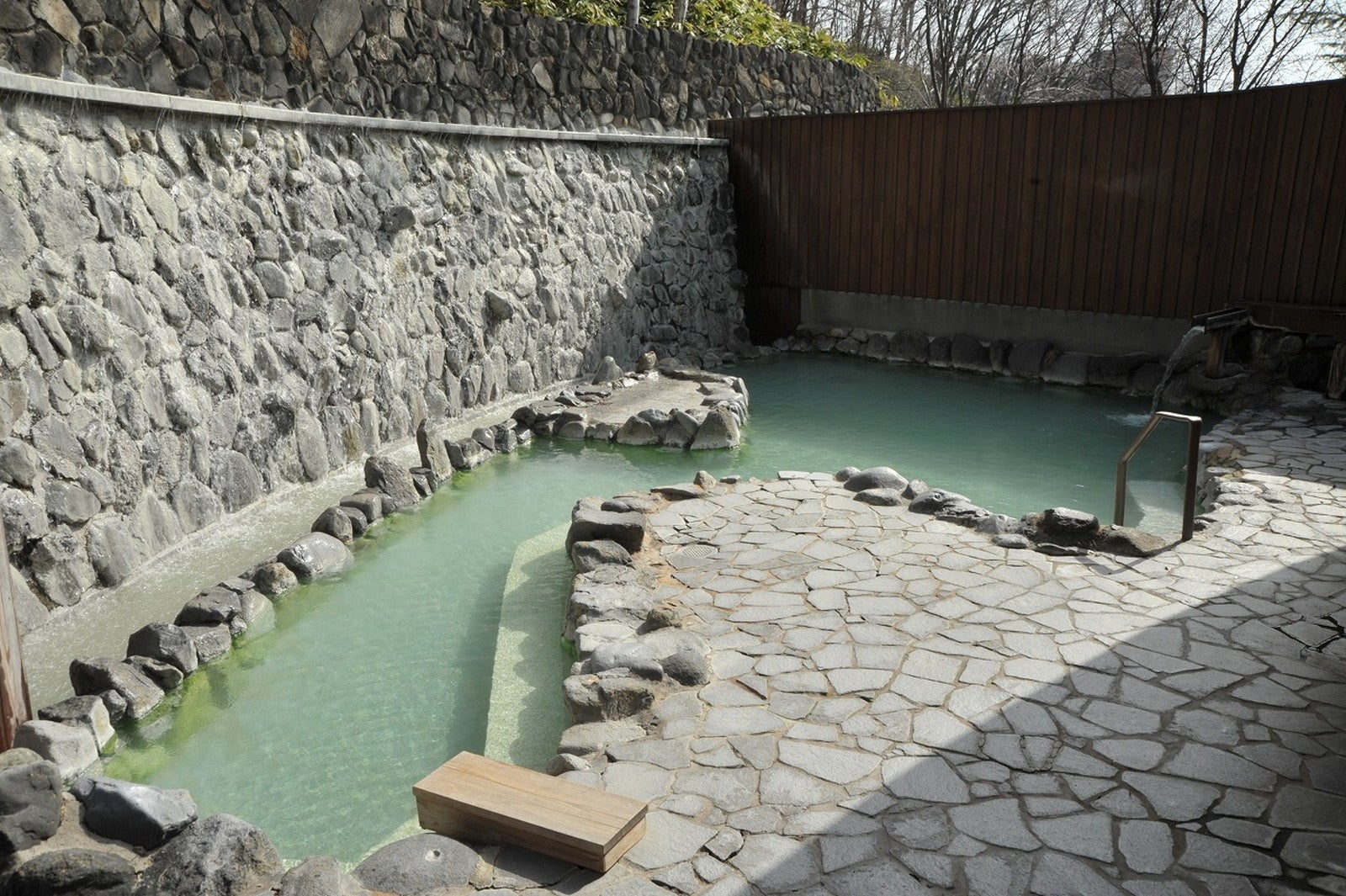 冬は雪見風呂に変貌する露天風呂／提供画像