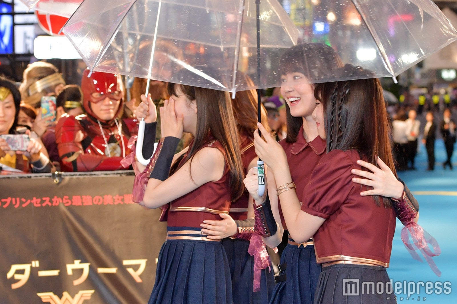 後輩・与田祐希を傘に招き入れる先輩・生田絵梨花（C）モデルプレス