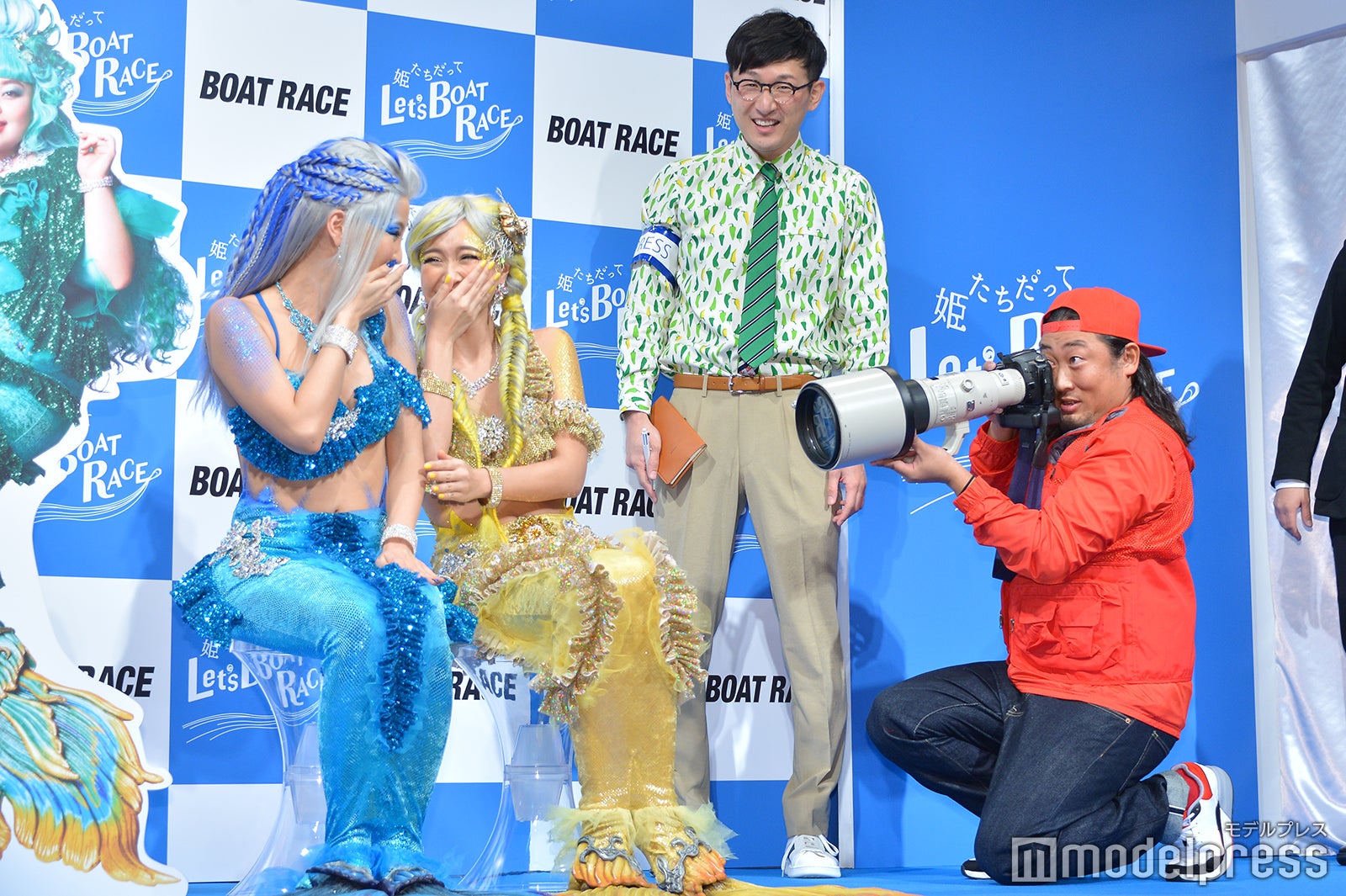 CYBERJAPAN DANCERSの胸の谷間を盗撮中のロバート秋山竜次（C）モデルプレス