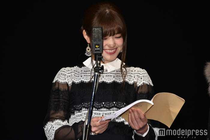 生アフレコに挑戦する松村沙友理(C)モデルプレス