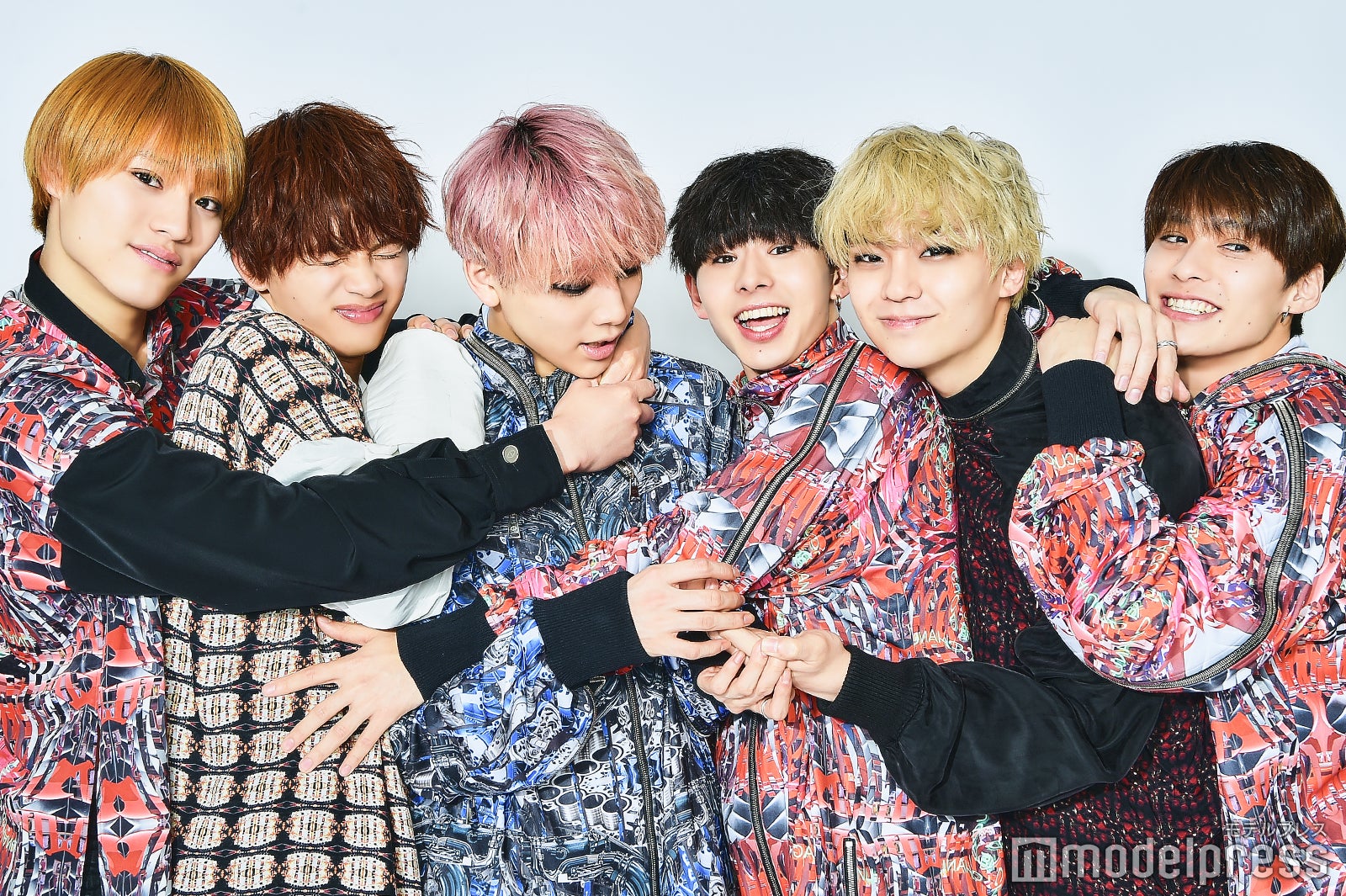 （左から）KENSHIN、NAOYA、HAYATO、EIKU、REI、TETTA （C）モデルプレス