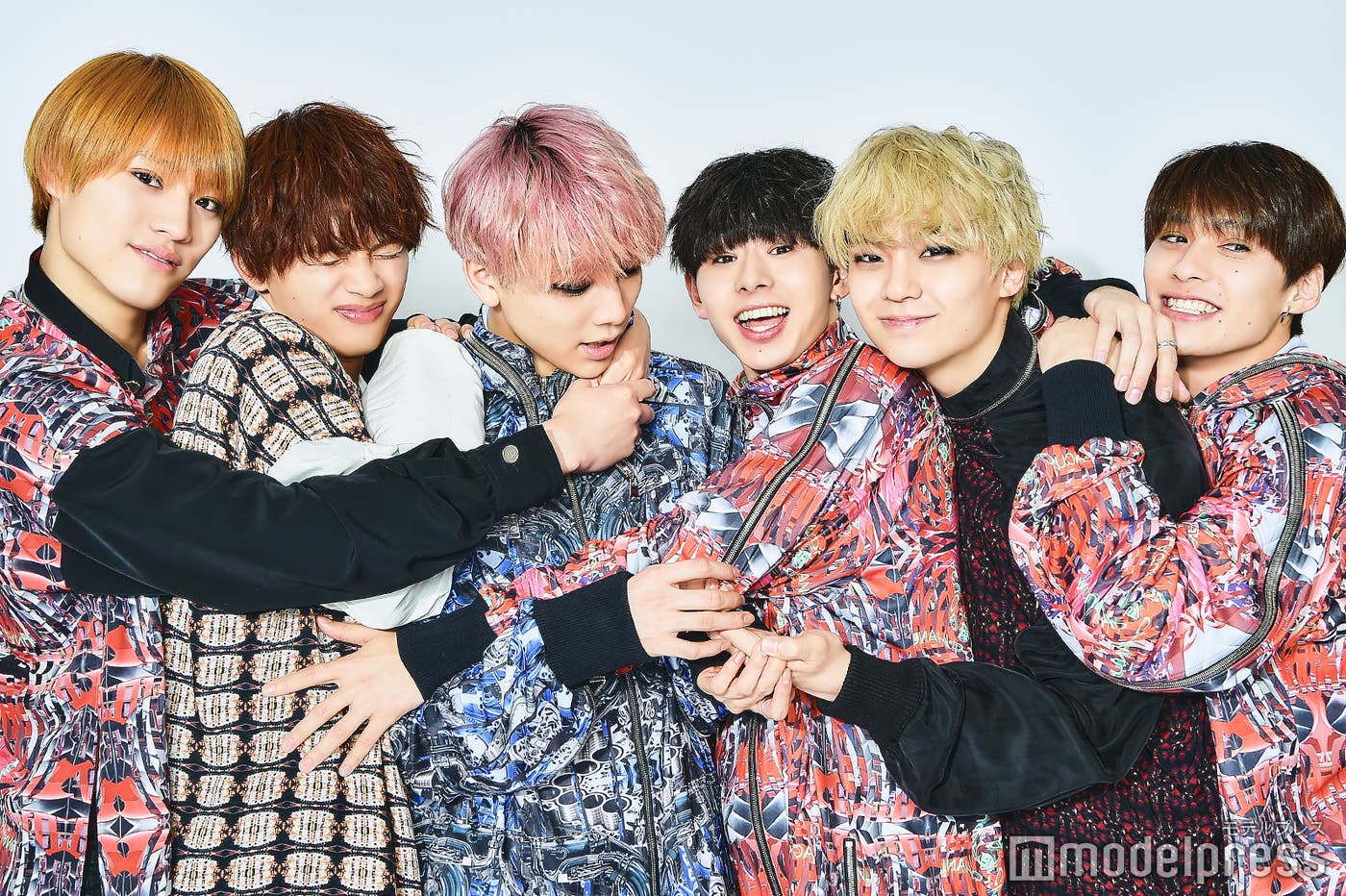(左から)KENSHIN、NAOYA、HAYATO、EIKU、REI、TETTA (C)モデルプレス