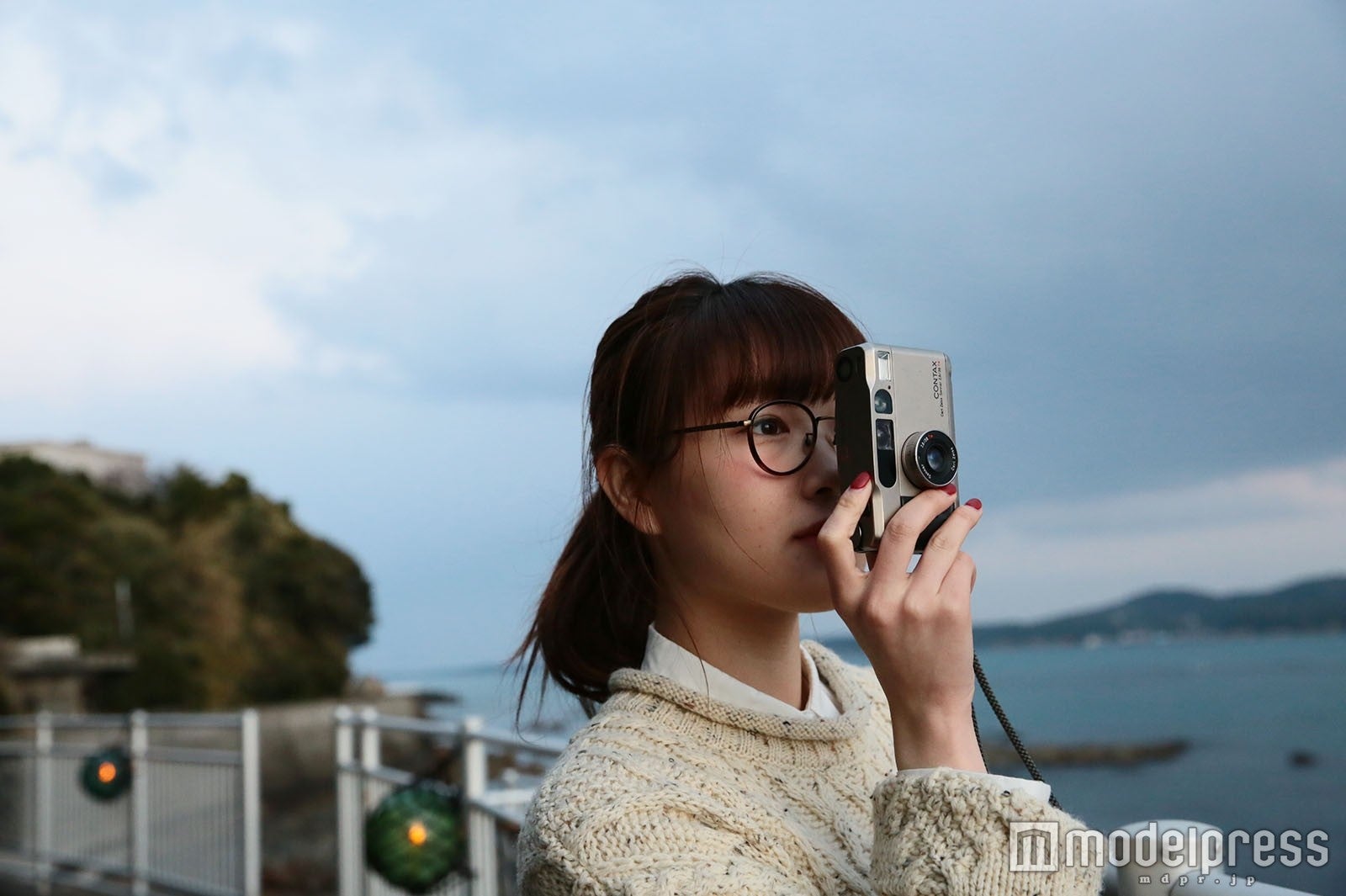 ビン玉ロード／思わずカメラを構えたくなる景色／モデル：柴田ひかり（C）モデルプレス