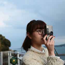 ビン玉ロード/思わずカメラを構えたくなる景色/モデル:柴田ひかり(C)モデルプレス