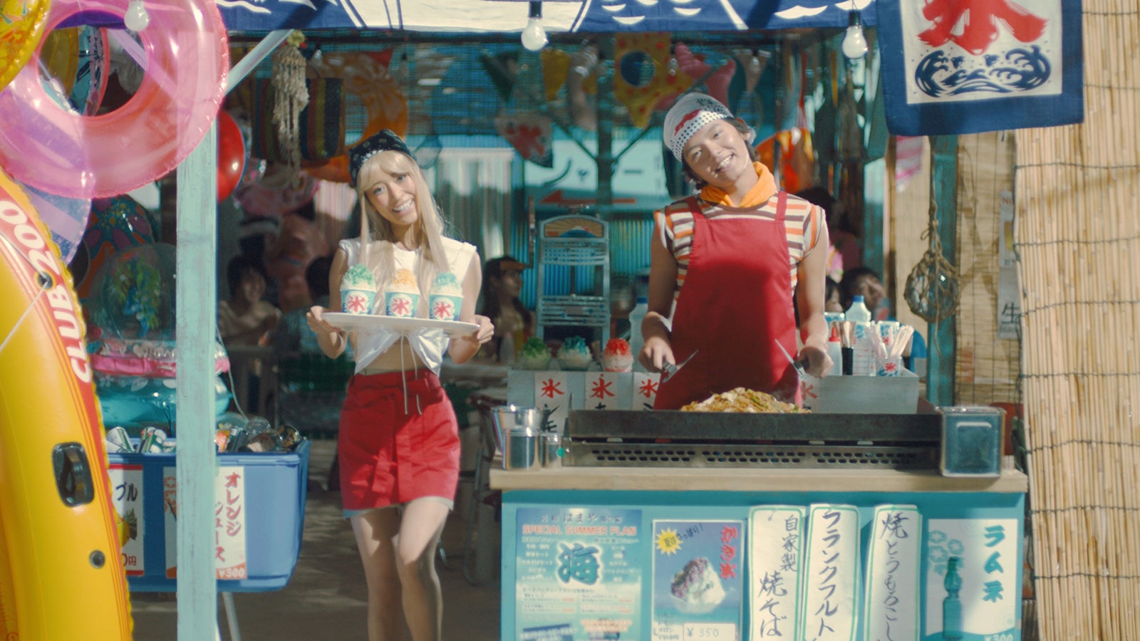 濱田龍臣、泉里香／「はじめての夏バイト」篇より（提供写真）