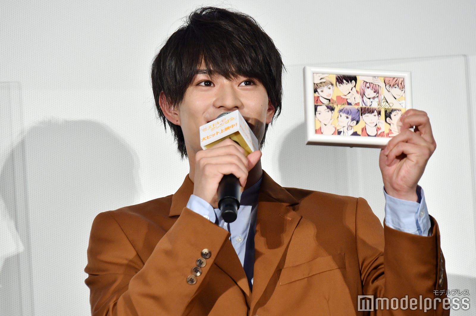 クイズに正解して玉島ノン先生描き下ろしイラストをゲットした浮所飛貴（C）モデルプレス