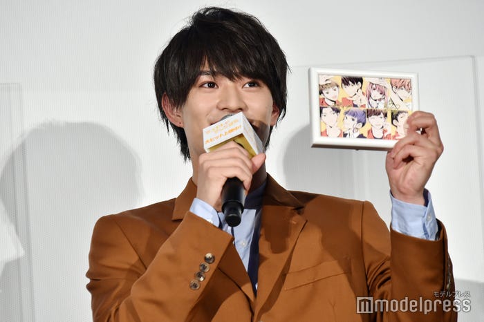 クイズに正解して玉島ノン先生描き下ろしイラストをゲットした浮所飛貴(C)モデルプレス