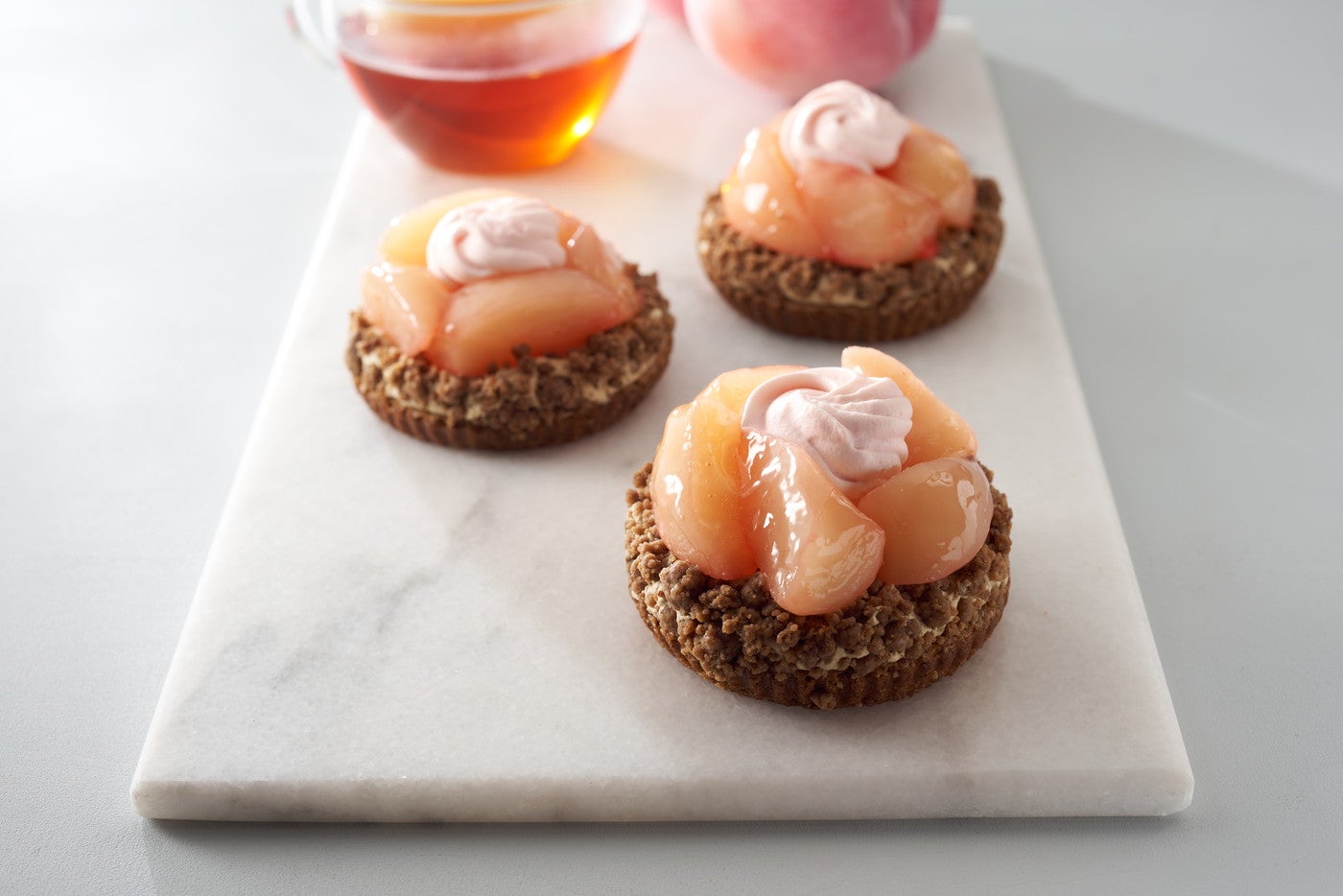 【スタバ新作メニュー】夏フード＆グッズ登場、桃・マンゴーのケーキや石窯カンパーニュなど