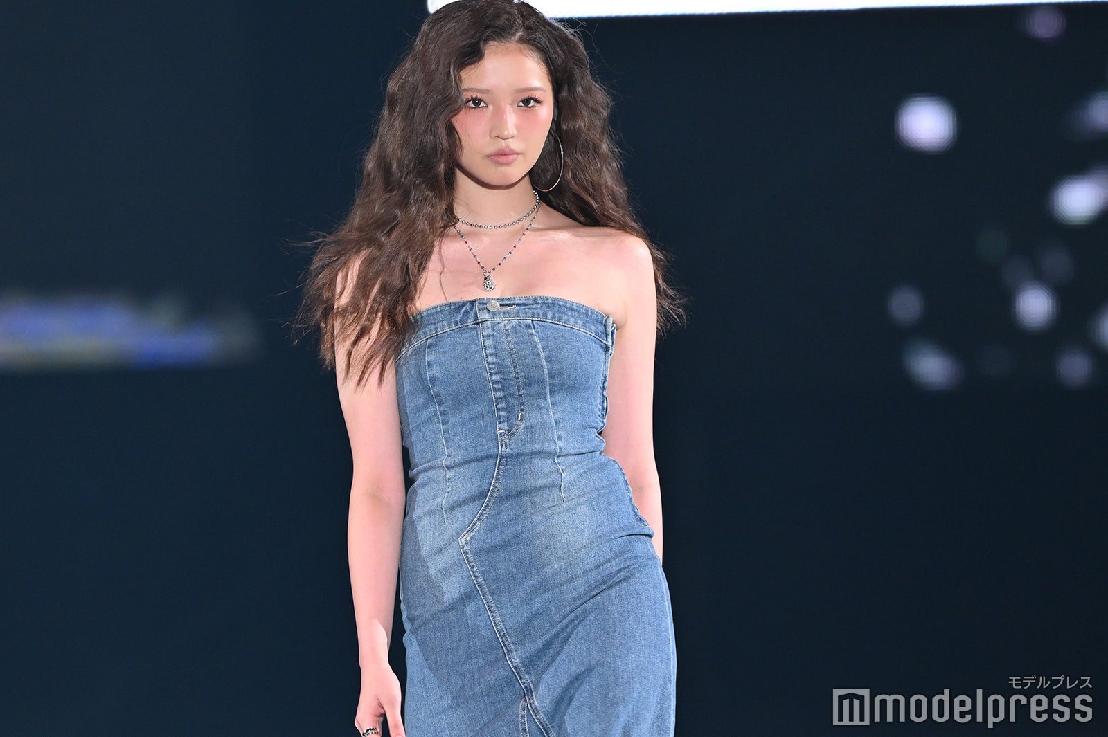 せいら、肩出しワンピで美肌見せ スリットがセクシー