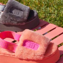 「UGG」のファーサンダルで、足もとコーデをもっと楽しく!