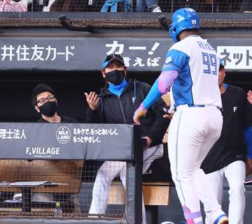 日本ハム 新庄剛志監督が異例のタクト 二回に外野守備位置をシャッフル 3選手のポジションをすべて入れ替え 初回を見て判断か