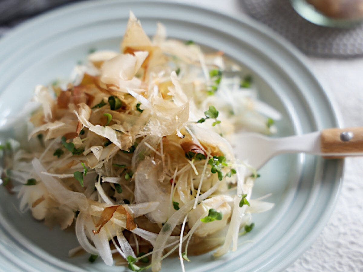 フォークを添えたおかかとクリチの新玉サラダのアップ フォークを添えたおかかとクリチの新玉サラダのアップ