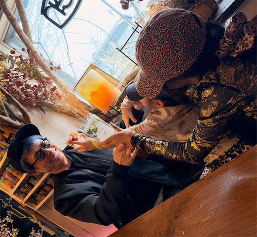 田村淳、娘2人と‟キャンドル作り”を体験 仲睦まじい親子ショットに「素敵なパパで憧れます」