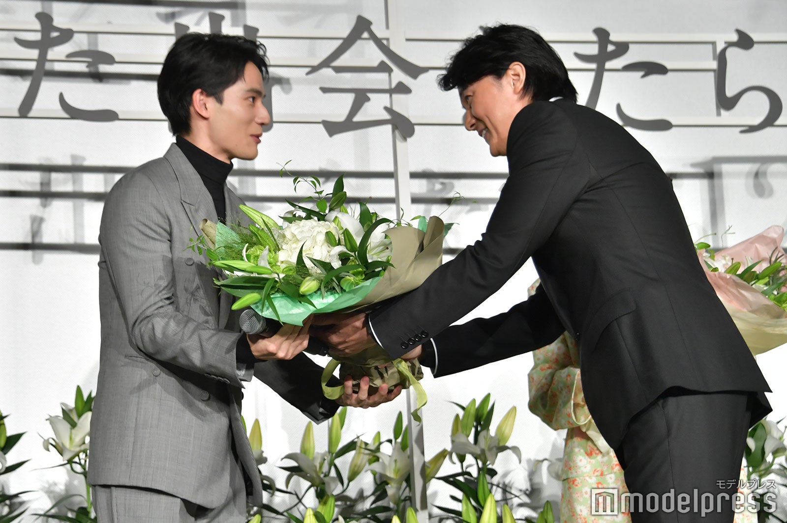 福山雅治から花束を受け取る水上恒司（C）モデルプレス