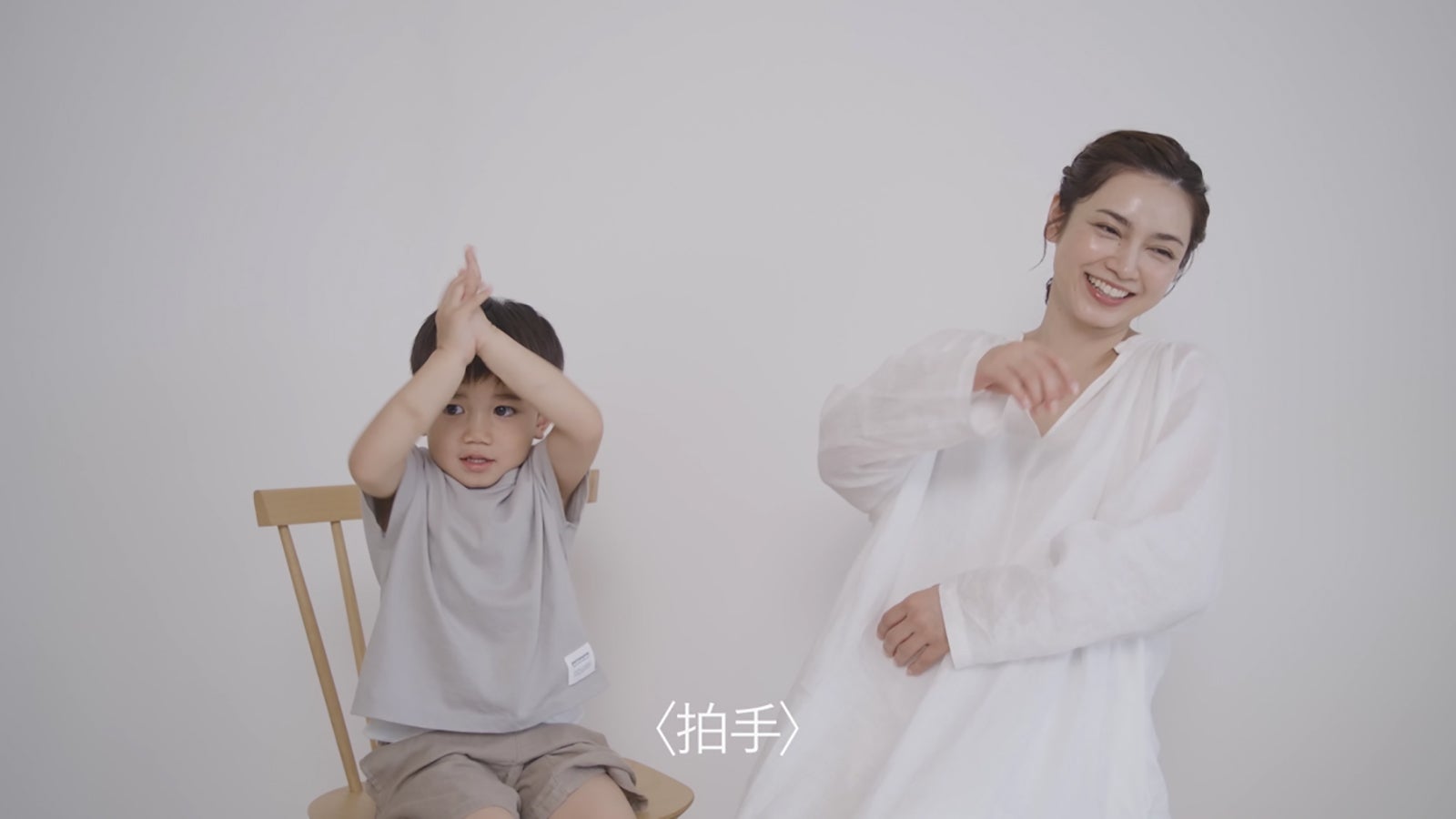 バンビーノ君＆平愛梨／インタビュー動画キャプチャ （提供写真）