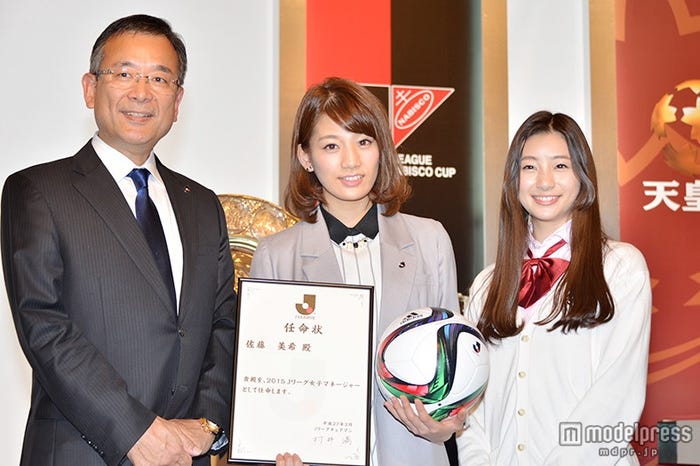 (左から)Jリーグチェアマン・村井満氏、佐藤美希、足立梨花