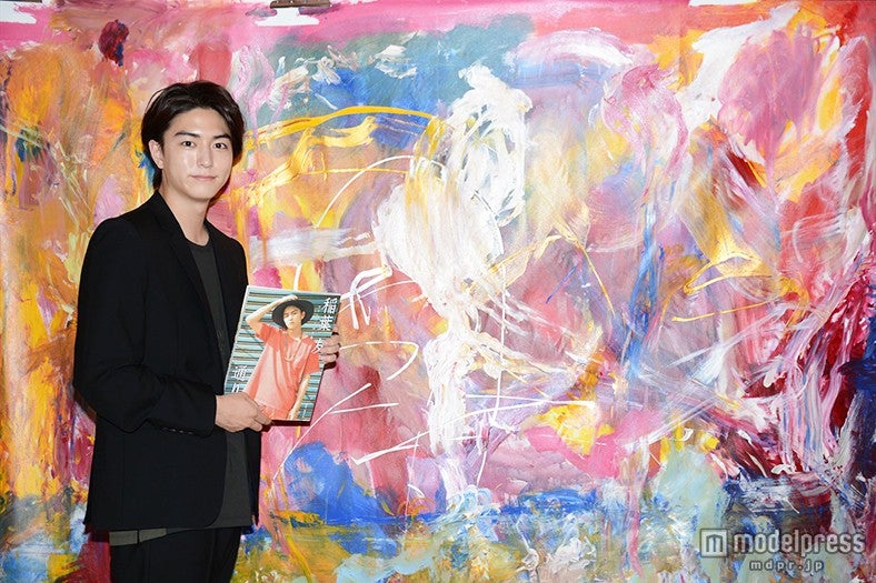 自身が描いた抽象画も披露