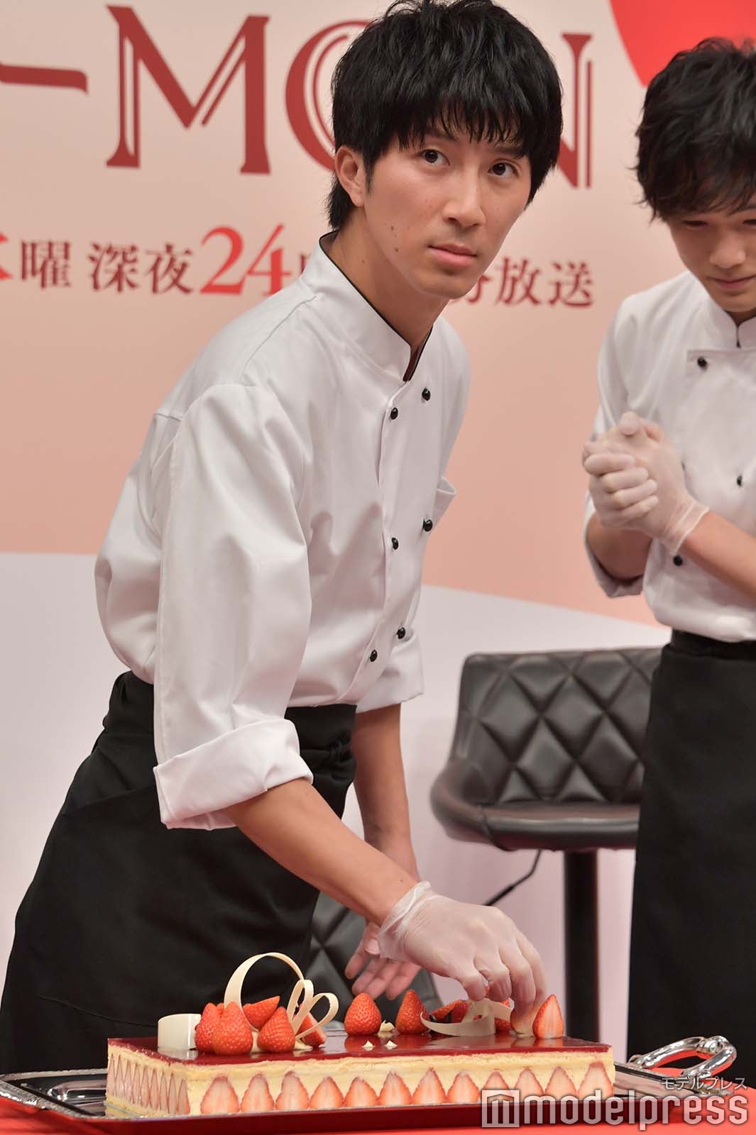 自分の盛り付けの番になりカメラアピールする濱田崇裕（苺を置く濱田崇裕）（C）モデルプレス