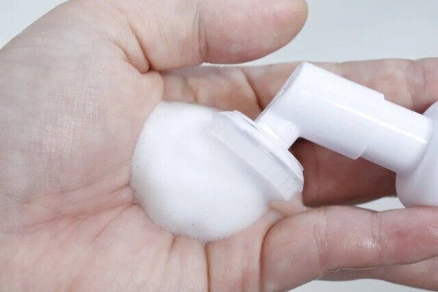 ダイソーの泡ポンプボトル（35mL）から泡状の液体を出す様子