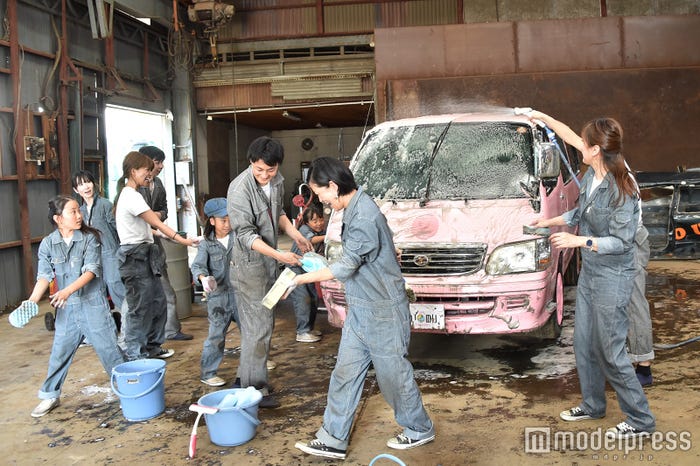 ラブワゴンを皆で洗車(C)モデルプレス
