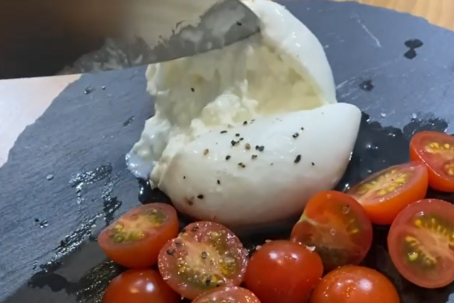 ブラータチーズを切っている途中経過