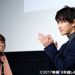 佐藤健のサプライズに悲鳴!「メリークリスマス」とマフラーをふわり…
