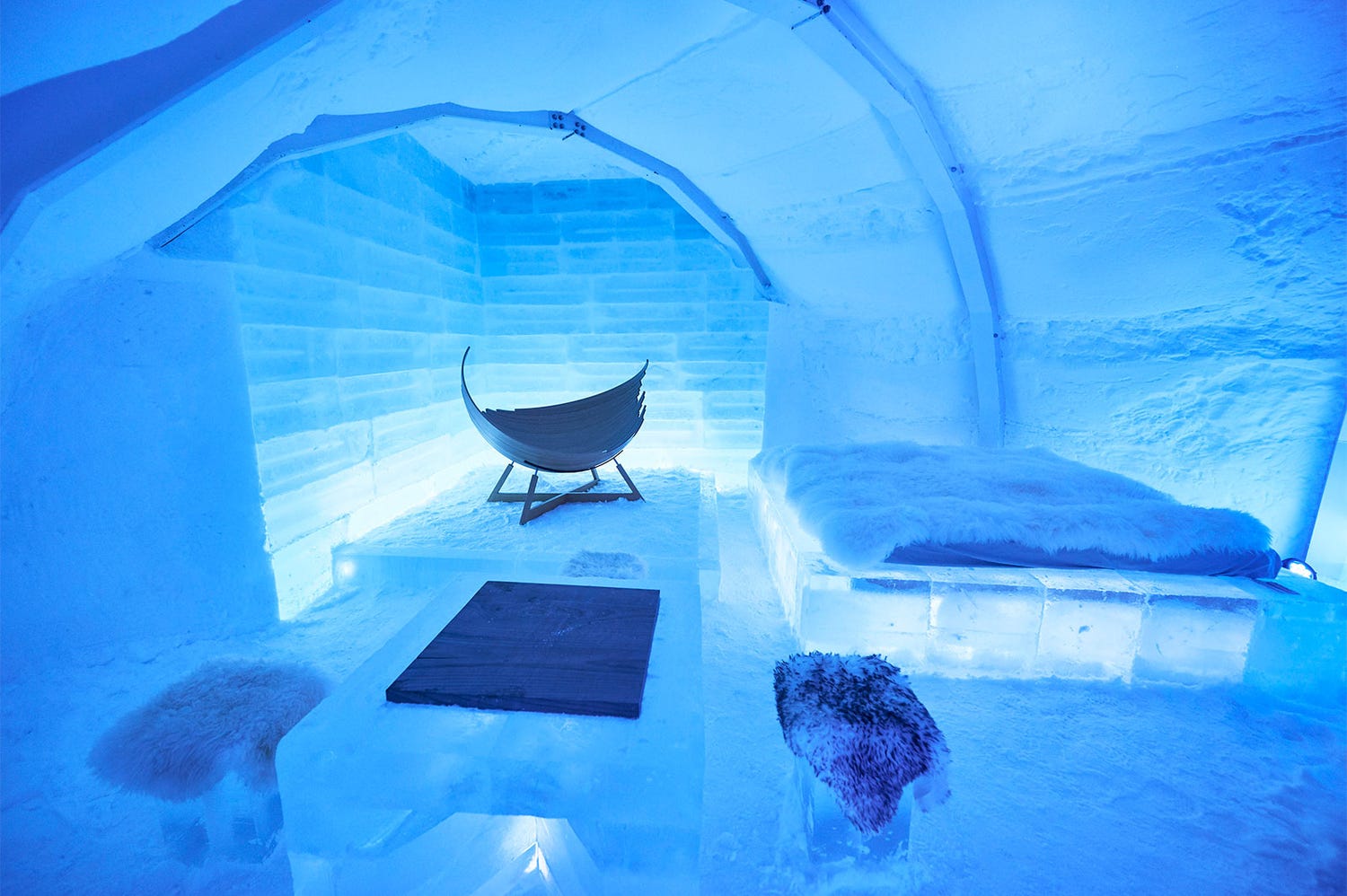 真冬の北海道のアイスホテルが幻想的!バー&レストランも併設の“氷の街”が美しい