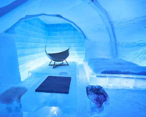 真冬の北海道のアイスホテルが幻想的!バー&レストランも併設の“氷の街”が美しい