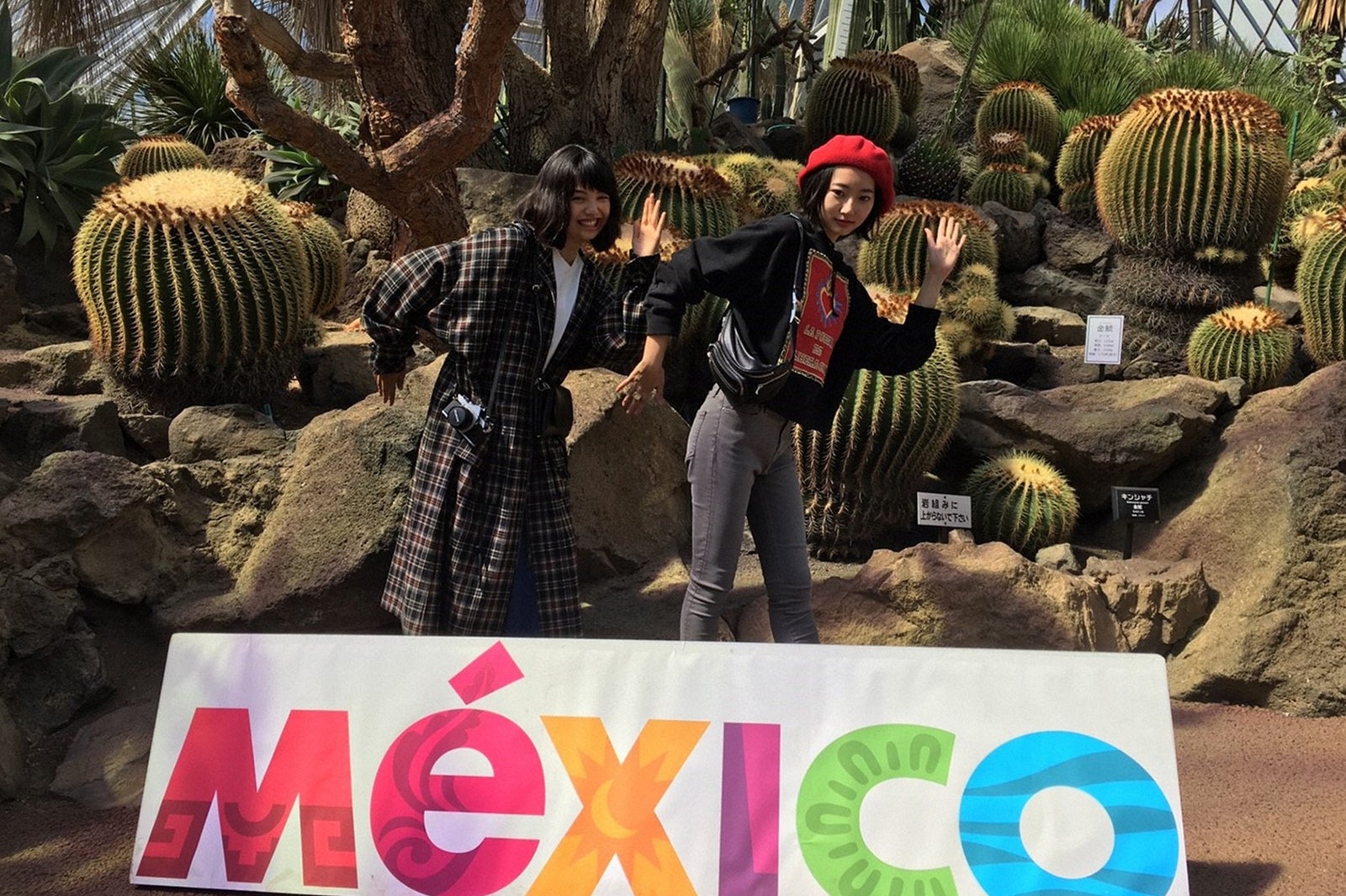 伊豆シャボテン動物公園／（右から）武田玲奈、上原実矩（C）TBS