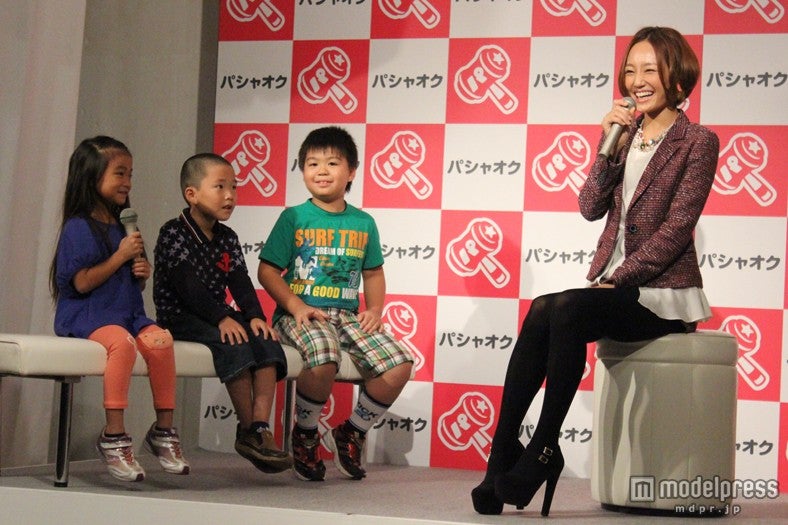 「パシャオク 子どもの夢応援プロジェクト」発足記者会見に出席したガルネク千紗（右）